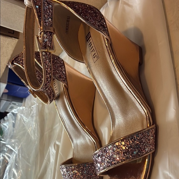 Elegant Pink and Gold Heels with Glittery Ankle Strap - Picture 3 of 10